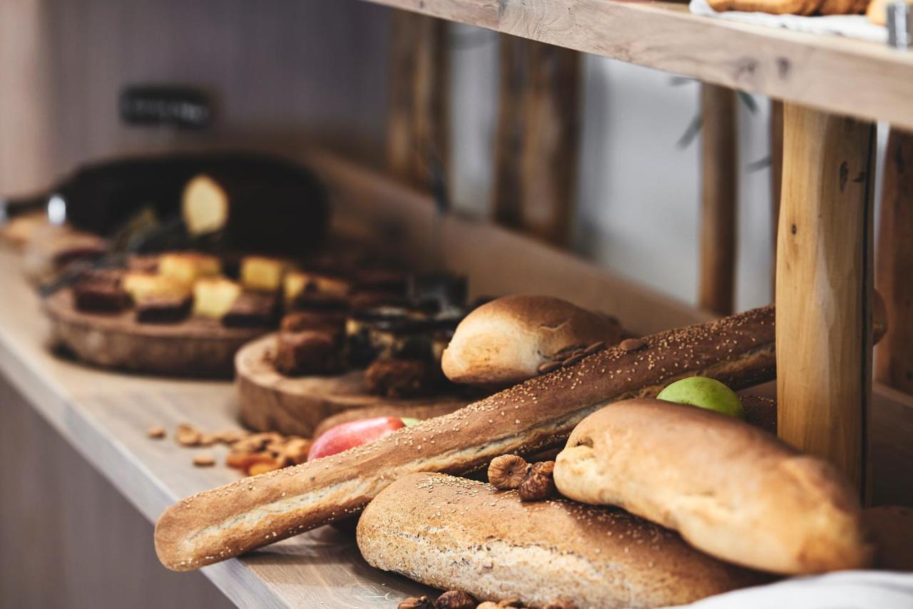 パラディウム ホテル プラティス・ヤロス エクステリア 写真 Bread at a buffet
