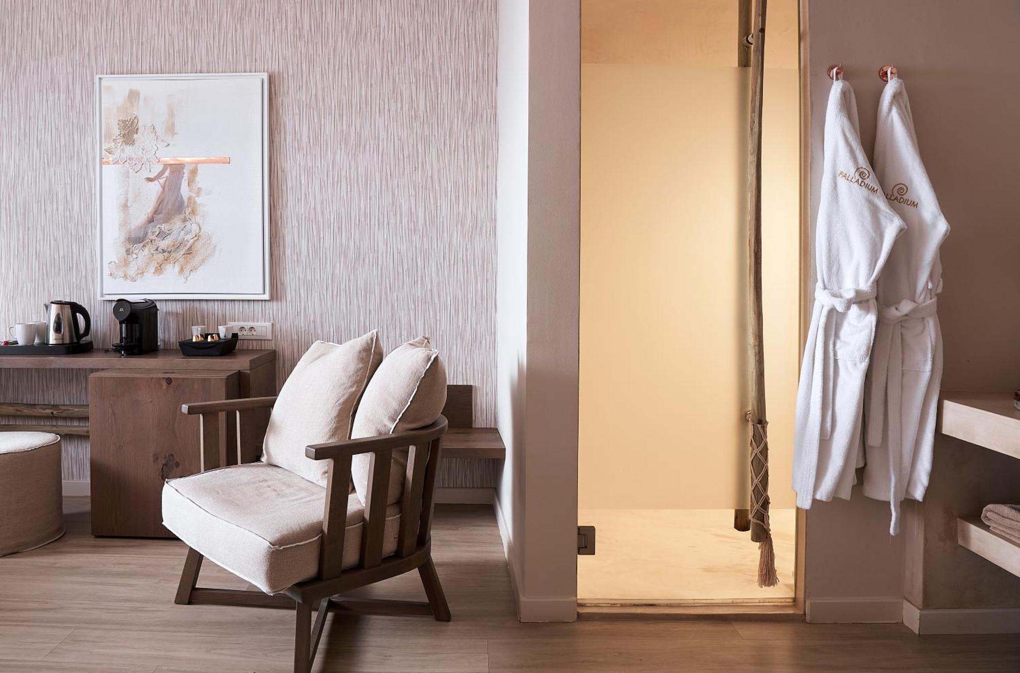パラディウム ホテル プラティス・ヤロス 部屋 写真 A bathrobe hanging on a door